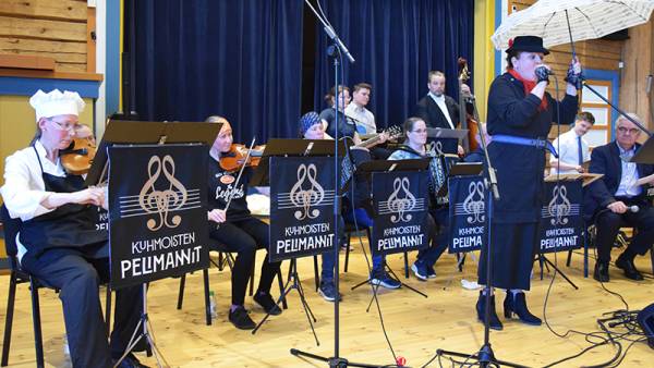 Kati Nuijanmaa (oikealla) esitti Maija Poppanen -elokuvasta tutun...