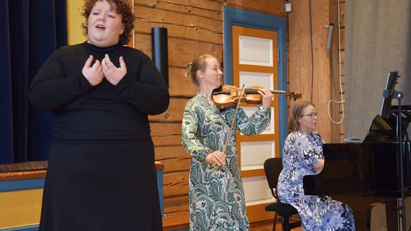 Katariina Ruokosta (keskellä) ja Johanna Hasua (oikealla) voi...