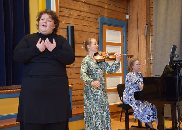 Katariina Ruokosta (keskellä) ja Johanna Hasua (oikealla) voi...