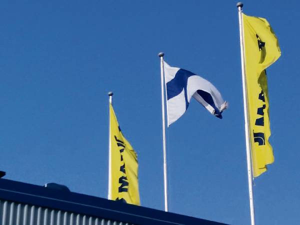 Evakkojen päivänä 20. huhtikuuta lipputangot olivat Kuhmoisissa tyhjinä...