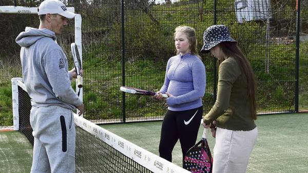 Niko Hukkinen (vasemmalla) rakennutti padel-kentät Kuhmoisiin koronavuosina rakkaudesta...