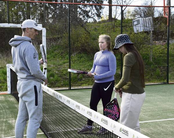 Niko Hukkinen (vasemmalla) rakennutti padel-kentät Kuhmoisiin koronavuosina rakkaudesta...