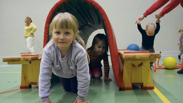 Perheliikuntaan osallistuvien käytössä ovat erilaiset patjat, pallot, trampoliinit,...