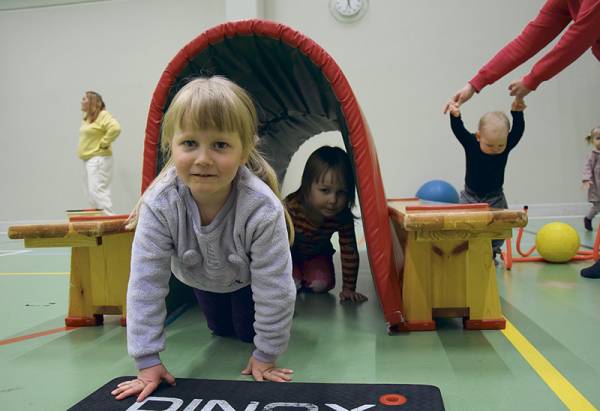 Perheliikuntaan osallistuvien käytössä ovat erilaiset patjat, pallot, trampoliinit,...