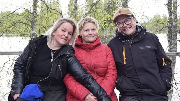 Harrastajateatterin tuoreet vahvistukset saatiin yhteiskuvaan Kalholanniemen harjoitusten kahvitauolla.