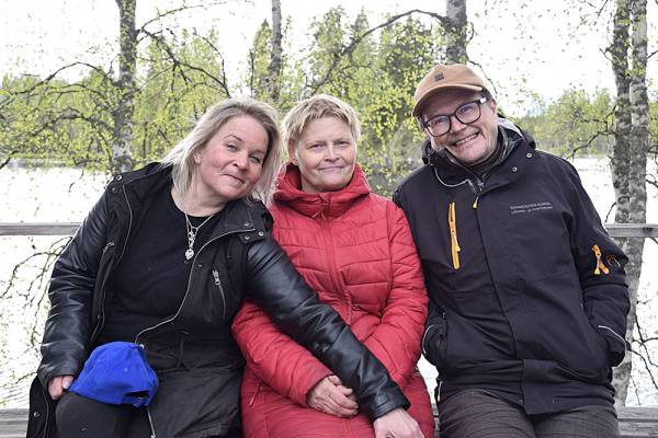Harrastajateatterin tuoreet vahvistukset saatiin yhteiskuvaan Kalholanniemen harjoitusten kahvitauolla.