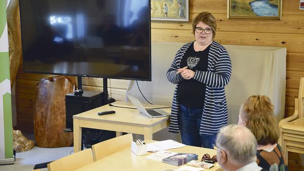 Varautumisasiantuntija Salla Säteri kävi keskiviikkona esittäytymässä Kylien varautumisillassa