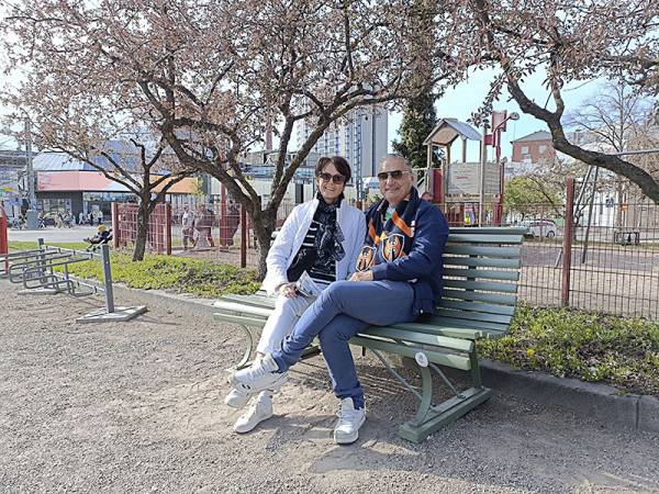 Tamperelaiset Tuija ja Tony tutustuivat Kuhmoisten matkailuesitteeseen Sorin