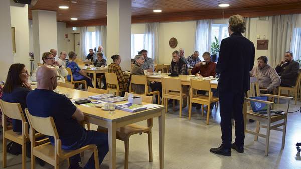 Kunnanjohtaja Sami Ylipihlaja esitteli Kuhmoisten kunnan strategialuonnosta yleisölle...