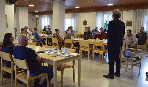 Kunnanjohtaja Sami Ylipihlaja esitteli Kuhmoisten kunnan strategialuonnosta yleisölle...
