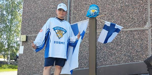 Mikael Hattunen juhlisti jääkiekon maailmanmestaruutta maanantaina iltapäivällä.