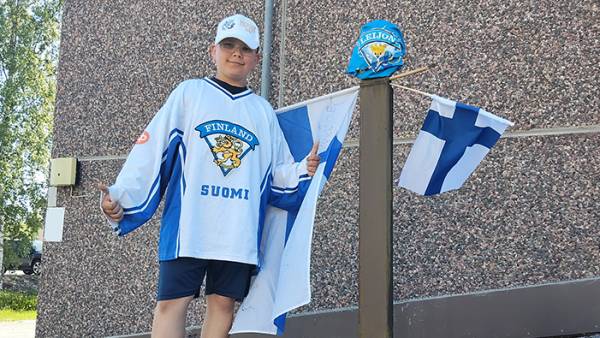 Mikael Hattunen juhlisti jääkiekon maailmanmestaruutta maanantaina iltapäivällä.