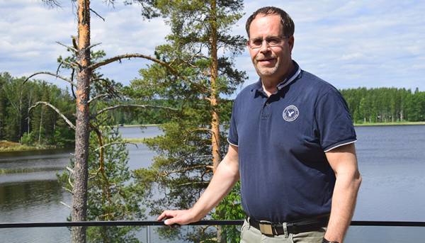 Vuoden 2026 kesäkuhmoislainen Vesa Jaatinen viettää vapaa-aikaansa Päijänteen