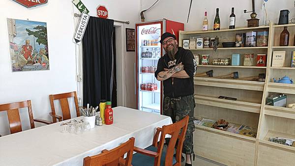Ravintolayrittäjä Pauli Niskanen seisoo Arra Grill&Cafen vanhoja aikoja...