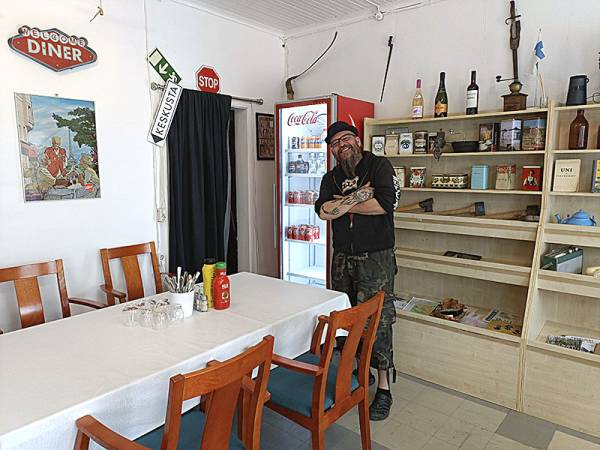 Ravintolayrittäjä Pauli Niskanen seisoo Arra Grill&Cafen vanhoja aikoja...