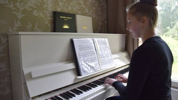 Päämäärätietoinen Veera käytti tunteja pianon ääressä valmistautuessaan musiikkiopiston