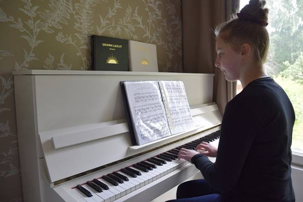 Päämäärätietoinen Veera käytti tunteja pianon ääressä valmistautuessaan musiikkiopiston