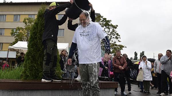 Vesa Jaatinen kastettiin kesäkuhmoislaiseksi Kiepsaus-tapahtumassa Kuhmoisten torilla. Kastajina...