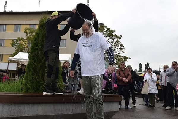 Vesa Jaatinen kastettiin kesäkuhmoislaiseksi Kiepsaus-tapahtumassa Kuhmoisten torilla. Kastajina...