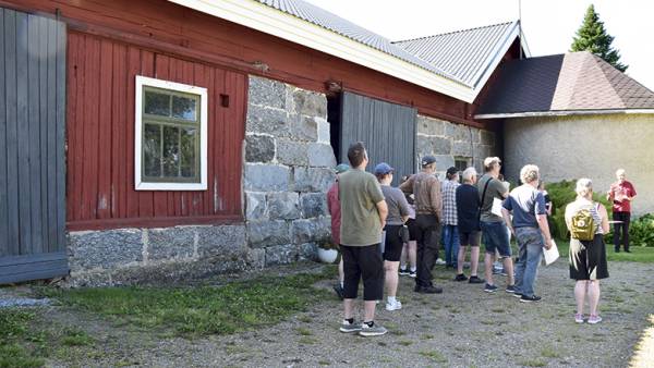 Kuvassa näkyvään kivinavettaan suojautui valkoisia, kun punaiset
yrittivät peltoaukean...