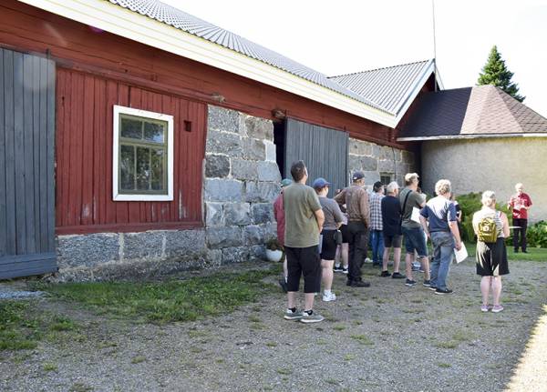 Kuvassa näkyvään kivinavettaan suojautui valkoisia, kun punaiset
yrittivät peltoaukean...