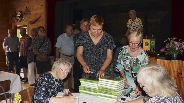 Aino Ruokolan (vasemmalla) uunituore kirja teki kauppansa lauantaina...