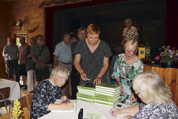 Aino Ruokolan (vasemmalla) uunituore kirja teki kauppansa lauantaina...