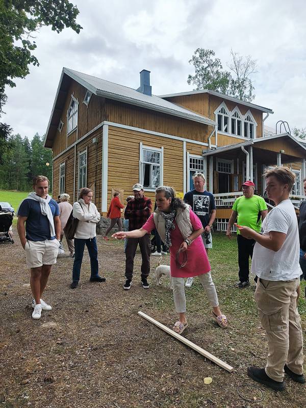 Minna Seppälä saavutti renkaanheiton naisten sarjassa pronssia kannustajien