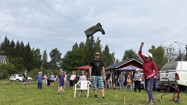Puukkoisten entinen kyläpäällikkö, yli 80-vuotias Riitta Äikäs näytti...