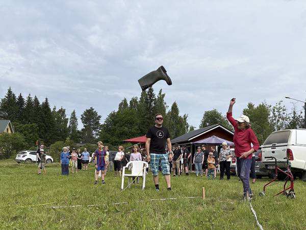Puukkoisten entinen kyläpäällikkö, yli 80-vuotias Riitta Äikäs näytti...