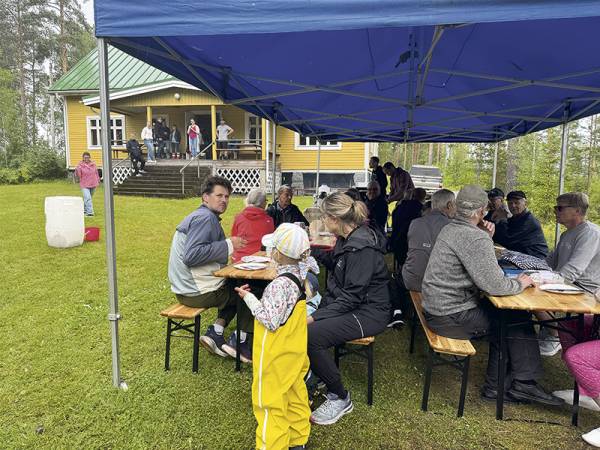 Letut ja makkarat tekivät kauppansa Harjulassa lauantaina, kun...