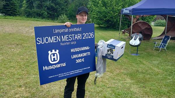 Evert Pasinen kruunattiin moottorisahauksen nuorten suomen mestariksi elokuussa....