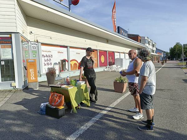 Kuhmoisissa tarjottiin puolukkapiirakkaa, keksejä ja mehua. Kuva: Mikko