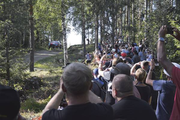 Viime vuonna Liehuntien yleisömeri oli hyppyrin toisella puolella....