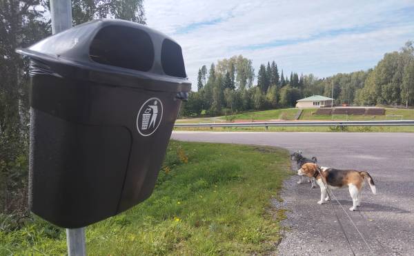 Kunta on lisännyt käytetyimpien kulkuväylien varrelle 13 roskista....