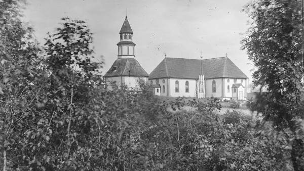 Kuhmoisten kirkko ja kellotapuli 1900-luvun vaihteessa. Kuva: A....