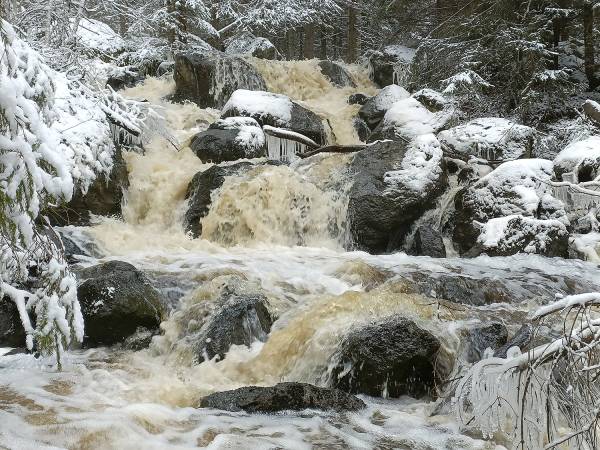 Hörhänkoski talviasussaan.