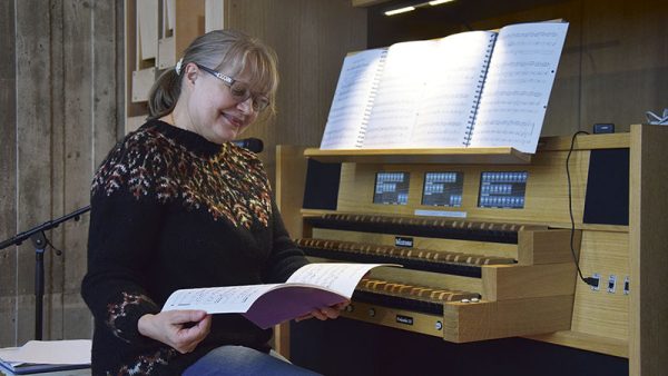 Kanttori Hannele Erola kehuu uutta sähköistä urkua kevyeksi...