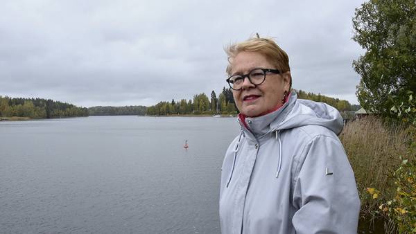 Kausiasukasyhdistyksen puheenjohtaja Liisa Peake toivoo, että Kuhmoisten satamasta...
