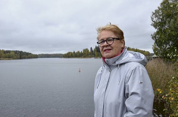 Kausiasukasyhdistyksen puheenjohtaja Liisa Peake toivoo, että Kuhmoisten satamasta...