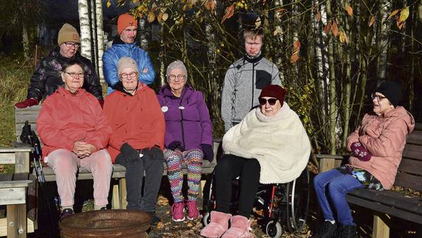 Heta Joutsimatka, Joni Liivenkorkee ja Viljo Sihto takana,...