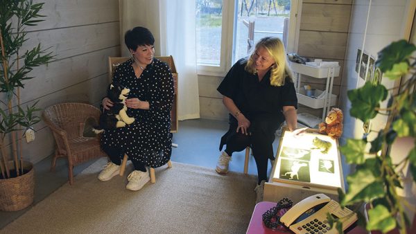 Hannelandian yrittäjän Hanne Nymanin (vasemmalla) apuna työskentelee usein...