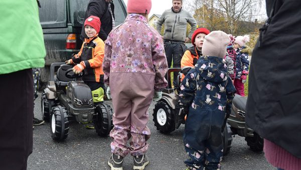 MTK Kuhmoinen lahjoitti päiväkoti Saukontassuun uudet polkutraktorit. Vanhoilla...