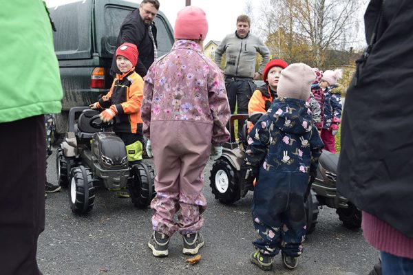 MTK Kuhmoinen lahjoitti päiväkoti Saukontassuun uudet polkutraktorit. Vanhoilla...